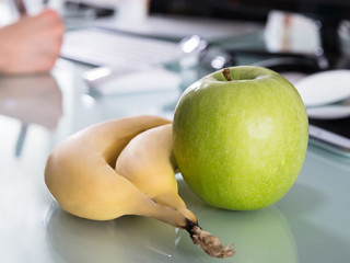 Anzugtraegerin-Office-Obst-201451220-AS-Andrey-Popov