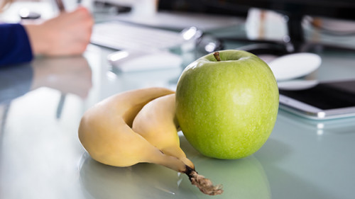 Anzugtraegerin-Office-Obst-201451220-AS-Andrey-Popov