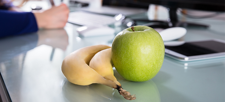 Anzugtraegerin-Office-Obst-201451220-AS-Andrey-Popov
