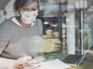 Frau-Maske-Smartphone-Laptop-344654681-AS-luna