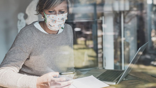 Frau-Maske-Smartphone-Laptop-344654681-AS-luna