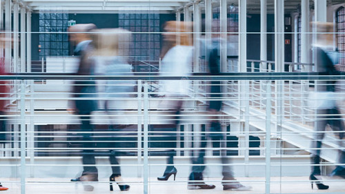 Anzugtraeger-Buerogebaeude-170853781-AS-Photographee-eu