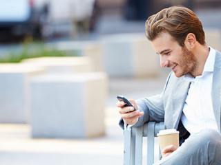 Anzugtraeger-Smartphone-Laecheln-64194617-AS-Monkey-Business