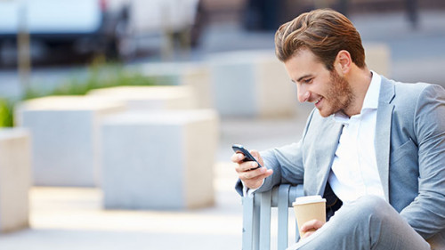 Anzugtraeger-Smartphone-Laecheln-64194617-AS-Monkey-Business