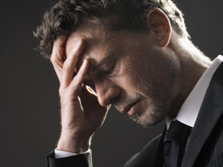 Anzugtraeger-verzeifelt-52224098-AS-stokkete