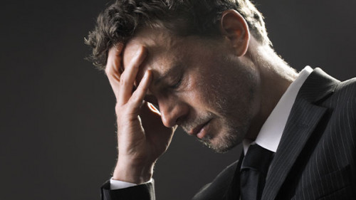 Anzugtraeger-verzeifelt-52224098-AS-stokkete