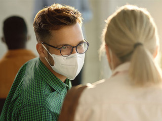 Studenten-Maske-373780443-AS-Drazen