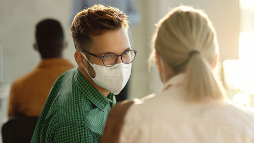 Studenten-Maske-373780443-AS-Drazen