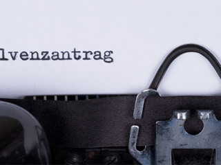 Insolvenzantrag-Schreibmaschine-194268771-AS-kelifamily