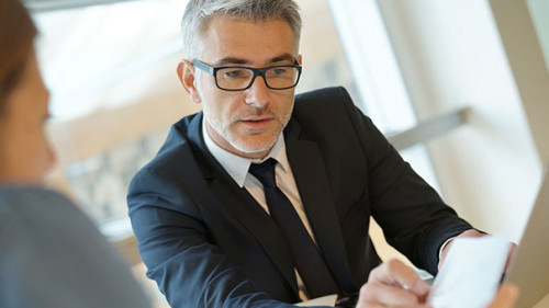 Anzugtraeger-Frau-Papier-183325833-AS-goodluz