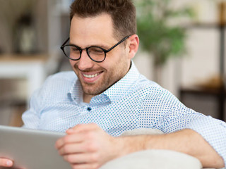 Mann-Tablet-Laecheln-360458841-AS--Prostock-studio