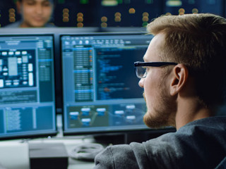 Mann-Computer-312879614-AS-Gorodenkoff