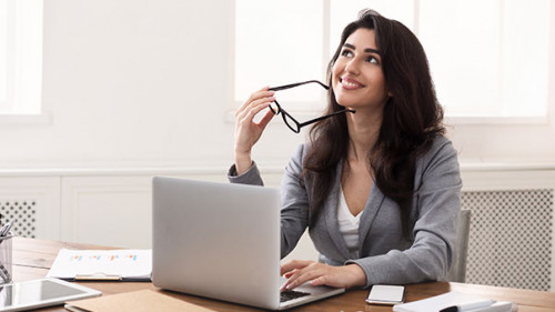 Frau-Laptop-nachdenken-268434484-AS-Prostock-studio