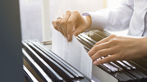 Frau-Haengeregister-251214195-AS-stokkete