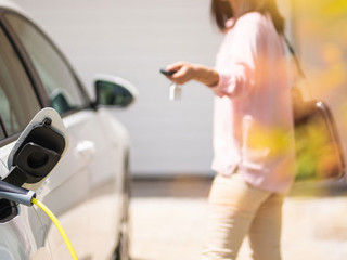 Elektroauto-laden-Frau-377331523-AS-TheSupporter