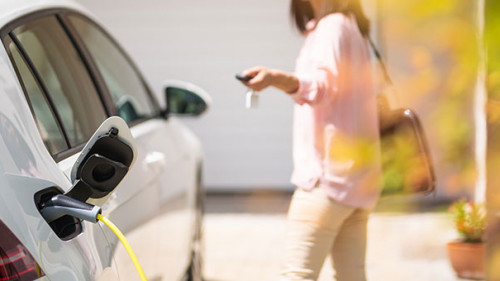 Elektroauto-laden-Frau-377331523-AS-TheSupporter