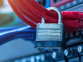 Schloss-an-Kabel-109031884-AS-xiaoliangge