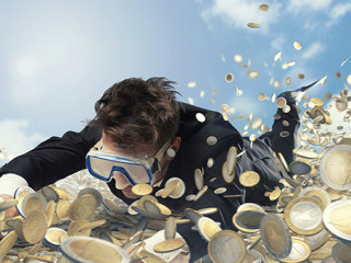 Anzugtraeger-schwimmt-in-Muenzen-262421528-AS--alphaspirit