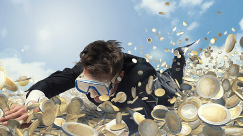 Anzugtraeger-schwimmt-in-Muenzen-262421528-AS--alphaspirit