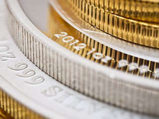 Gold-Silber-173917798-AS-Stockfotos-MG