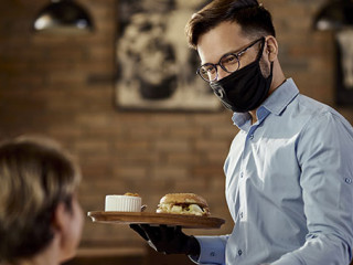 Bedienung-Maske-353188117-AS-Drazen