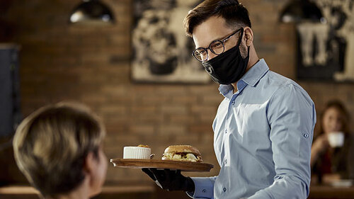 Bedienung-Maske-353188117-AS-Drazen