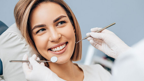 Frau-Zahnarzt-311198423-AS-alfa27