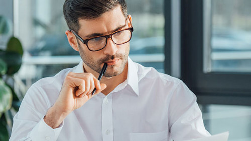 Anzugtraeger-Stift-Papier-326066416-AS-LIGHTFIELD-STUDIOS