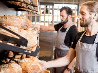 Maenner-Baeckerei-204599442-AS-rh2010