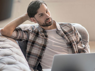 Mann-Laptop-nachdenklich-348805974-AS-zinkevych