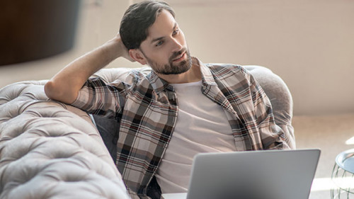 Mann-Laptop-nachdenklich-348805974-AS-zinkevych