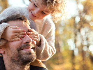 Vater-Sohn-Herbst-370610738-AS-Halfpoint