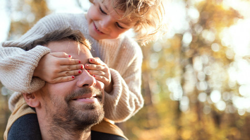 Vater-Sohn-Herbst-370610738-AS-Halfpoint