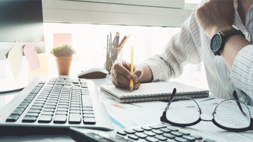 Mann-Taschenrechner-Computer-214436601-AS-Natee-Meepian