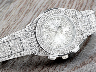 Armbanduhr-Brillanten-302498590-AS-Alexey