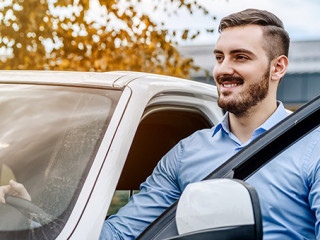 Mann-Auto-Herbst-366168912-AS-Denis