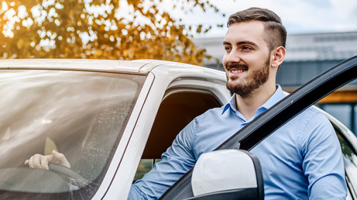 Mann-Auto-Herbst-366168912-AS-Denis