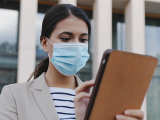 Frau-Maske-Tablet-385724037-AS-VAKSMANV