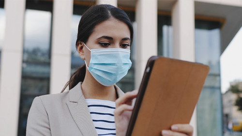 Frau-Maske-Tablet-385724037-AS-VAKSMANV