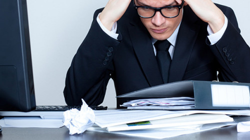 Anzugtraeger-verzweifelt-Papier-20922007-AS-detailblick-foto