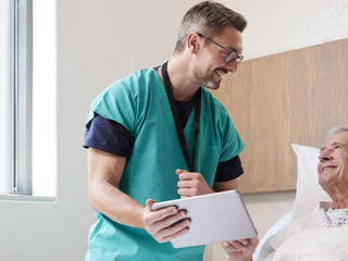 Krankenpfleger-Senior-Krankenzimmer-271209758-AS-Monkey-Business