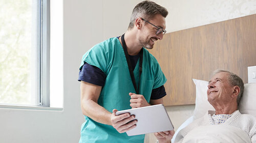 Krankenpfleger-Senior-Krankenzimmer-271209758-AS-Monkey-Business