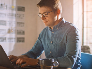 Mann-Laptop-298332072-AS-Gorodenkoff