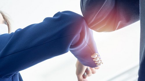 Anzugtraeger-Ellbogen-Check-370464690-AS--tete-escape