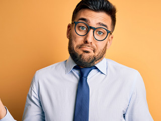 Anzugtraeger338480726-AS-Krakenimages-com