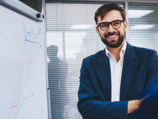 Anzugtraeger-Lachen-Flipchart-382123981-AS-BullRun