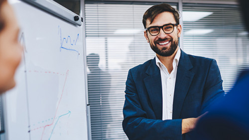 Anzugtraeger-Lachen-Flipchart-382123981-AS-BullRun