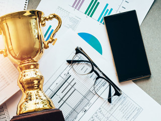 Pokal-Smartphone-Papier-189426691-AS-natara