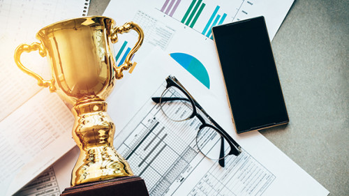 Pokal-Smartphone-Papier-189426691-AS-natara