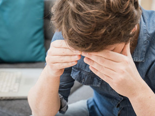 Mann-daheim-Laptop-verzweifelt-318839105-AS-Paolese